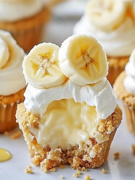 Vanilla Wafer Crust, Icebox Desserts, Banana Cream Pudding, Banana Cream Pie Recipe, Pudding Flavors, Mini Bananas, Cream Pies, Refreshing Desserts, Banana Cream Pie