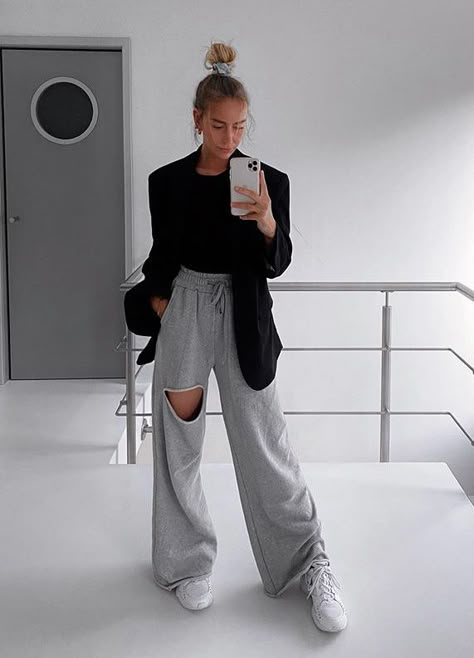 Outfit Tuta Sportiva, Grey Track Pants Outfit Women, Cargo Track Pants Outfit, Blazer Sweatpants Outfit, Grey Trousers Outfit Women Street Style, Grey Track Pants Outfit, Sweatpants And Blazer Outfit, Grey Joggers Outfit Women, Grey Trousers Outfit Women