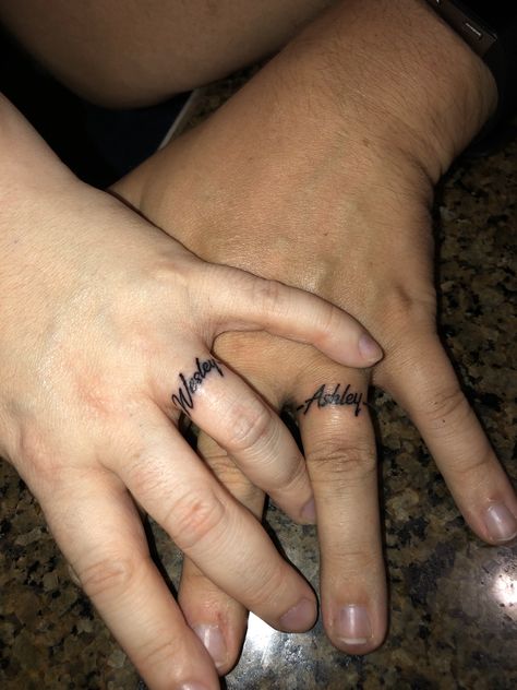 Husband Initial Tattoo Ring Finger, Ring Finger Tattoo Couple Name, Hubby Tattoo Ideas, Tattoo On Ring Finger Name, Tattoos Of Names Boyfriends, Couples Ring Finger Tattoo Ideas, Name Tattoos Finger, Name Ring Tattoo, Boyfriend Name Tattoo Ideas For Women