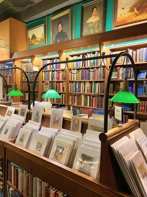 Here is my list for 10 unique bookstores that any bookworm should visit when in NYC! Bookstores In Nyc, New York Bookstore, Nyc Bookstore, Small Bookstore, New York Library, Bookstore Design, Room Of One's Own, Bookstore, Book Worms