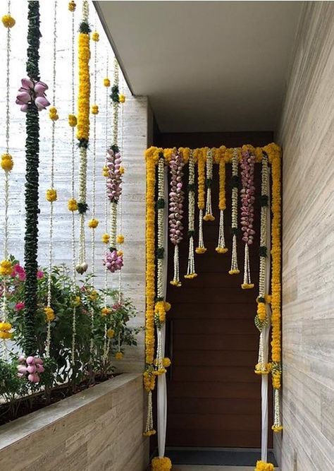 Floral Entrance, Door Flower Decoration, Hanging Floral Decor, Home Flower Decor, Diwali Decorations At Home, Housewarming Decorations, Diy Diwali Decorations, Ganpati Decoration Design, Mandap Decor