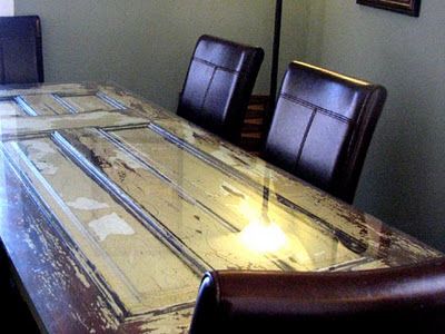 door table Kitchen Table Made From Old Door, Table Made From Old Door, Window Repurpose, Repurposed Doors, Door Coffee Tables, Closet Desk, Door Desk, Diy Tables, Repurposed Windows