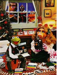 A Muppet Christmas, 1980s.  Loved Kermit and also Miss Piggy. Kermit And Miss Piggy, Muppets Christmas, 1980s Christmas, Sesame Street Muppets, Fraggle Rock, The Muppet Show, The Muppets, Disney Vintage, Miss Piggy