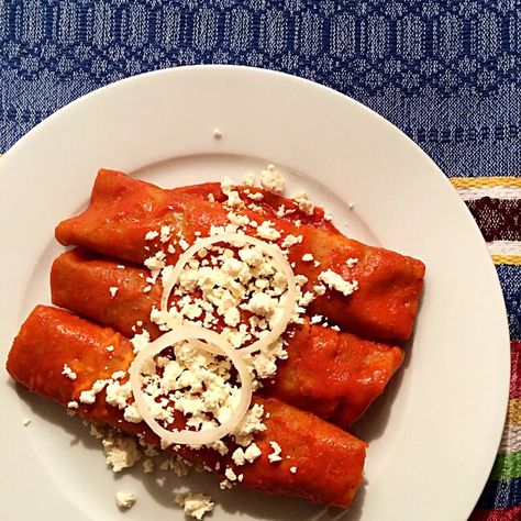 Cómo hacer enchiladas rojas rellenas de queso fresco. Receta para una cena deliciosa y ligera Enchiladas Rojas Recipe, Shredded Beef Burritos, Enchiladas Mexicanas, Enchiladas Rojas, Mexican Enchiladas, Best Enchiladas, Mexican Buffet, Red Enchiladas, Easy Enchiladas