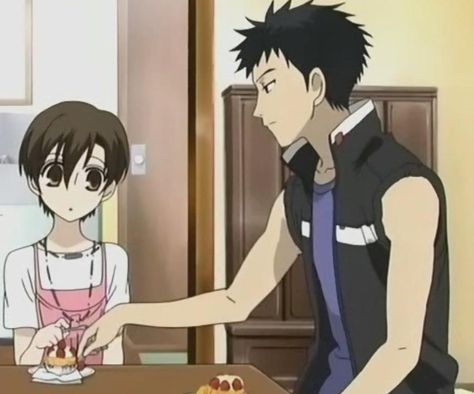 mori senpai's gentle side, giving haruhi hs strawberries- i personally thinks mori senpai needs more role... (ouran high school host club) Takashi Morinozuka X Haruhi, Ouran Host Club Mori, Ouran High School Host Club Mori, Haruhi X Mori, Mori X Haruhi, Mori Ouran Host Club, Haruhi Ouran, Mori Senpai, Fujioka Haruhi