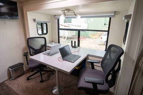 Fifth Wheel Office Space, Rv Dinette Desk Conversion, Desk In Rv, Rv Desk, Motorhome Hacks, Compound Living, Motorhome Life, Rv Office, Houseboat Ideas