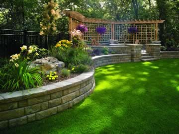 Diy Retaining Wall, Backyard Retaining Walls, Retaining Wall Design, Concrete Retaining Walls, Sloped Yard, Raised Flower Beds, Sloped Backyard, Stone Retaining Wall, Real Estat