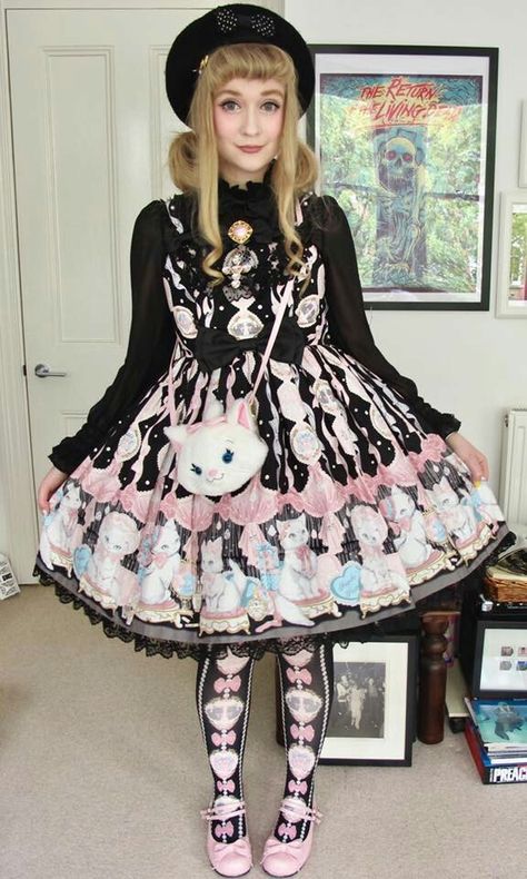 Japanese Fashion Dress, Bittersweet Lolita, Pastel Alt, Fashion Subcultures, Kodona Fashion, Goth Outfit Ideas, Rad Clothes, Lolita Outfits, Sweet Lolita