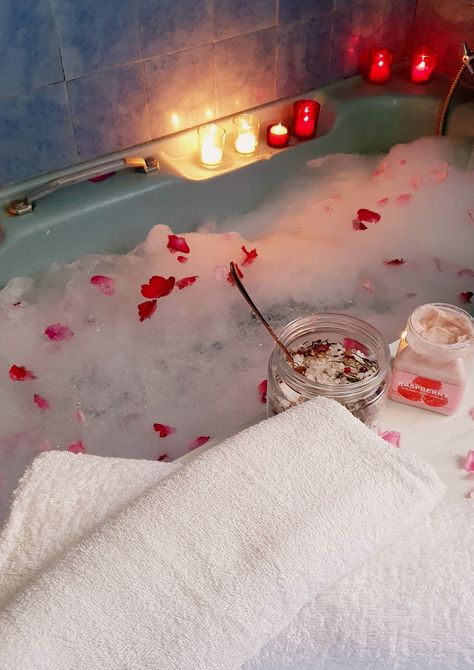 Aesthetic Baths, Aesthetic Bubble Bath, Bath With Candles, Bath Tub Aesthetic, Bubble Bath Aesthetic, Fancy Bath, Bathtub Aesthetic, Aesthetic Bath, Bath Aesthetic