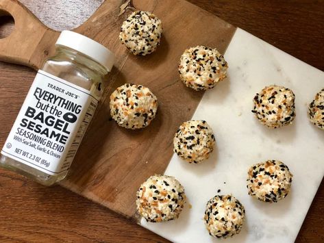 Mini Everything Cheese Balls Different Types Of Cookies, Types Of Cookies, Cream Cheese Ball, Everything Bagel Seasoning, Salad Soup, Bagel Cream Cheese, Bagel Seasoning, Laughing Cow, Cheese Ball Recipes