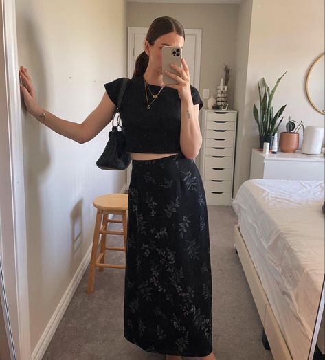 90s Maxi Skirt Outfit, 90s Midi Skirt Outfit, Maxi Skirt Outfit Aesthetic, Floral Maxi Skirt Outfit, Thrift Tips, Maxi Skirt 90s, 90s Maxi Skirt, Black Maxi Skirt Outfit, Black Floral Maxi Skirt