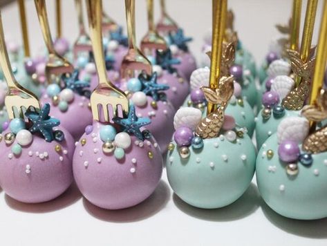 Mermaid Party Cake Pops, Mermaid Cakepops Ideas, Seashell Cake Pops, Mermaid Birthday Cake Pops, Dinglehopper Cake Pops, Under The Sea Cakepops, Mermaid Deserts, Mermaid Cookies Ideas, Ariel Cake Pops