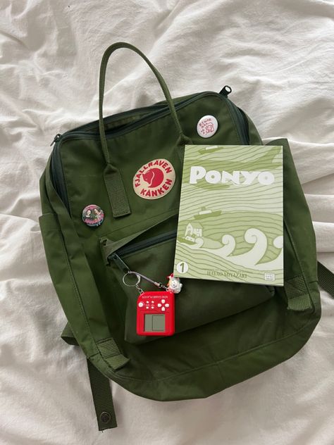 Anime Backpack Aesthetic, Green Kanken Aesthetic, Studio Ghibli Backpack, Ponyo Aesthetic Outfit, Aesthetic Backpack Pins, Cute Backpack Pins, Anime Pins On Backpack, Green Backpack Aesthetic, Studio Ghibli Outfits Aesthetic