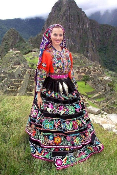 Peru Clothing, Peruvian Dress, Peruvian Clothing, Folklore Fashion, Peruvian Textiles, American Dress, Races Outfit, Fashion Feminine, Culture Clothing