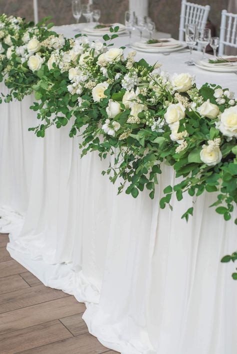 Wedding Top Table Flowers, Wedding Table Settings Diy, Wedding Main Table, Tall Flower Centerpieces, Head Table Flowers, Main Table Wedding, Wedding Couple Table, Sweetheart Table Flowers, Top Table Flowers