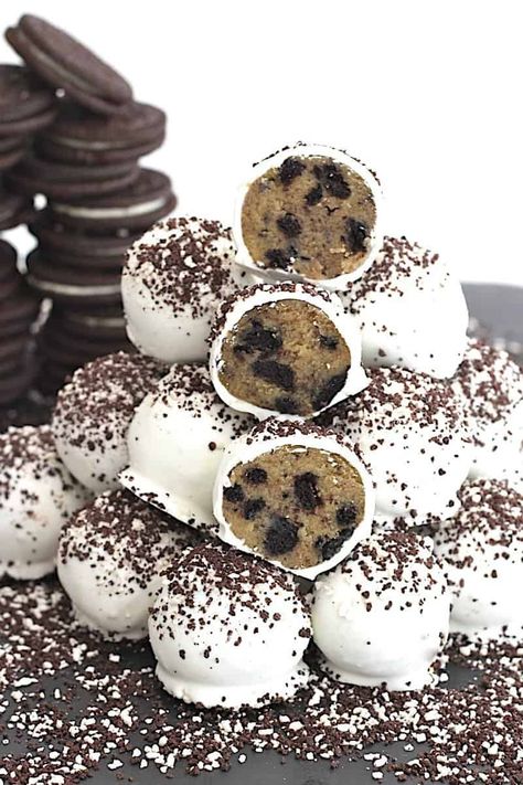 Oreo Cake Balls The Baker Mama, Baker Mama, Oreo Cake Balls, Oreo Torte, Oreo Cookie Cake, Desserts Oreo, Oreo Cake Pops, Crushed Oreo, Oreo Desserts