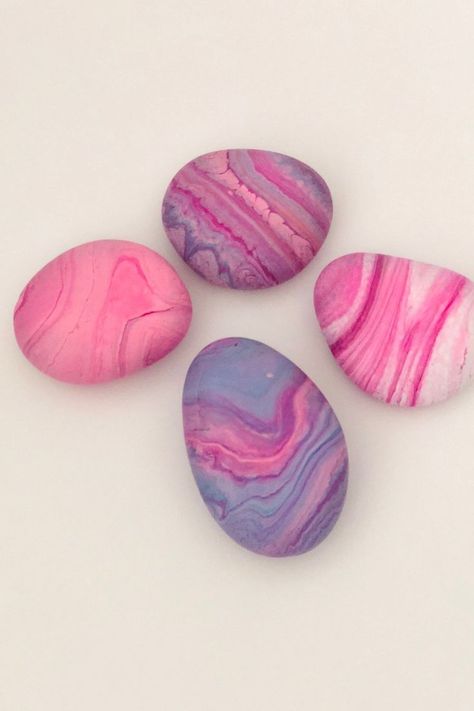 Flex your creative muscles and try these beautiful marbled stone photo holders. Easy step-by-step video tutorial! #rockpaintingguide #rockpainting #paintedrocks #paintedstones #acrylicpouring #acrylicpaintpouring #crafts #photoholders #diycrafts #valentinesday #valentinescrafts #family Marbled Painting, Painting Guide, Nail Polish Crafts, Rock Painting Tutorial, Painted Rocks Craft, Marble Painting, Rock Painting Ideas Easy, Paint Pouring, Pouring Painting