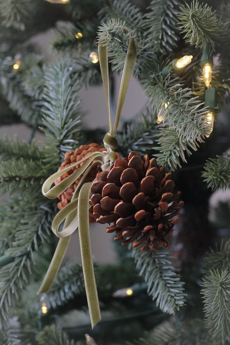 Christmas Tree Pinecones Decorations, Christmas Tree Green Ribbon, Cotswold Christmas Decor, Christmas Tree Natural Decor, Rustic Xmas Decorations, Christmas Woodsy Decor, Christmas Tree Natural Decorations, Velvet Christmas Tree Decorations, Green Christmas Aesthetic