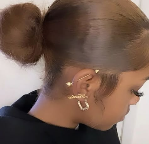 Cool Ear Piercings, Pretty Ear Piercings, Cool Piercings, Cute Ear Piercings, Dyed Natural Hair, Cute Piercings, Industrial Piercing, Natural Hair Styles Easy, Baddie Hairstyles