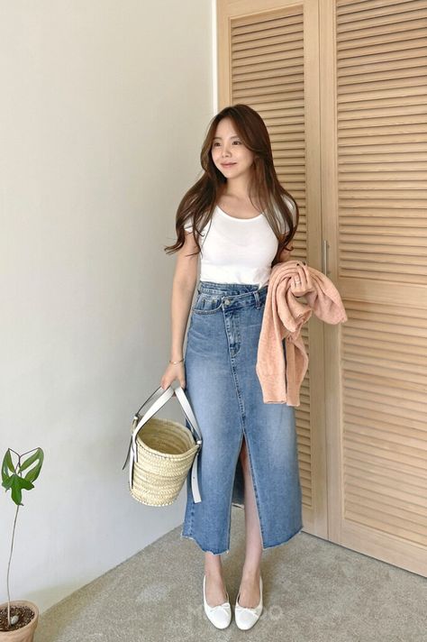 Rok Jeans Ootd, Ootd Rok Jeans, Denim Skirt Outfit Winter, Denim Skirt Long, Skirt Outfit Winter, Wallpaper Cantik Iphone, Denim Skirt Outfit, Jeans Tank Top, Child Psychologist