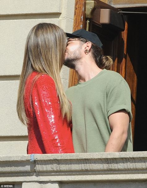 Tom Kaulitz Girlfriend, Tom Kaulitz And Heidi Klum, Heidi Klum Style, Single And Ready To Mingle, Rocker Look, Cropped Sweatpants, Georg Listing, Honeymoon Phase, White Tennis Shoes