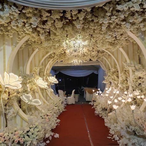 Dekor Pelaminan, Wedding Tunnels, Pelaminan Modern, Pathway Decor, Tunnel Entrance, Dekorasi Wedding, Indian Wedding Stage, Nikah Decor, Wedding Reception Entrance