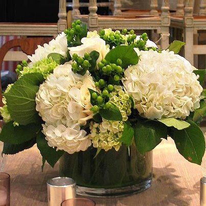 Centerpiece: sophisticated and simple Hydrangea Centerpiece Diy, Gele Styles, White Flower Arrangements, Asics Tiger, Hydrangea Centerpiece, Centerpieces Diy, Hydrangea Arrangements, Fall Flower Arrangements, Hollywood Actress