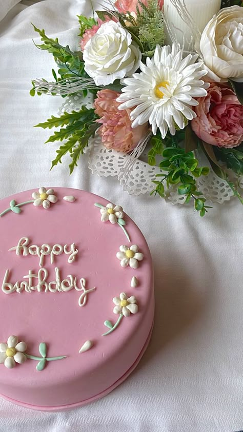 Aesthetic Birthday Cake Simple, Aesthetic Birthday Cake Fondant, Cute Cakes For 21st Birthday, Simplistic Birthday Cakes Aesthetic, Pink Cakes For Birthday, Aesthetic Flower Birthday Cake, Pink Cakes With Flowers, Cute Birthday Cakes Flowers, Pink Homemade Birthday Cake