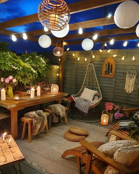 The Top 94 Small Patio Ideas - Exterior Home and Design - Next Luxury Cheap Backyard Makeover, Patio Retreat, Backyard Envy, Backyard Landscapes, Design Per Patio, Outdoor Vibes, Spain House, Cheap Backyard, Summer Backyard