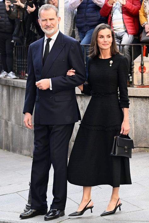 Queen Letizia wore an unidentified black dress with Bezel studs, Coreterno ring, Armani bag, and Massimo Dutti slingbacks for the funeral of Frenando Gómez-Acebo. More details on RegalFille. Queen Of Spain, A Royal Affair, Hobble Skirt, Royal Portraits, Fashion Idol, Royal Brides, Spanish Royal Family, Letizia Of Spain, Princess Eugenie