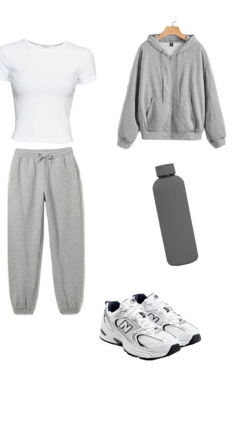 tenue de sport femme grise confortable Cool Sporty Outfits, Sport Outfits School, Ootd Sport, Blurry Mirror Selfie, Aesthetic Blurry Mirror Selfie, Jogging Outfit, Outfit Sport, Zara Drip, Outfit Zara