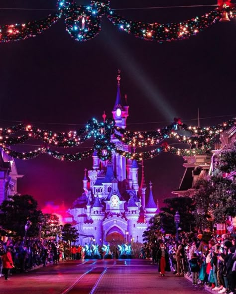 Sleeping Beauty Castle and Main Street USA are decorated for christmas. Disneyland Paris DLP Disneyland At Christmas, Disneyland Paris Christmas, Christmas Disneyland, Disneyland Paris Castle, Paris Christmas, Park Aesthetic, Disneyland Christmas, Christmas Disney, Sleeping Beauty Castle