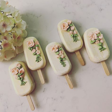 Flower themed cakesicles perfect for a wedding or bridal shower! Wedding Cakesicles Ideas, Bridal Shower Cakesicles, Cake Sicles Design, Wedding Cakesicles, Pineapple Cake Pops, Cake Sicles, Cakesicles Ideas, Popsicles Cake, Cake Popsicles