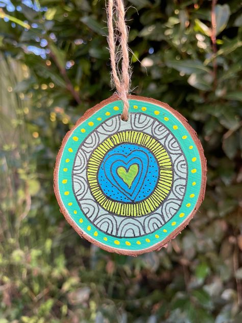 Things To Paint On Wood, Mandala Wood, J Craft, Home Decor Bohemian, Coaster Art, Painted Mandala, Wood Slice Art, Wood Slice Crafts, Bohemian Theme