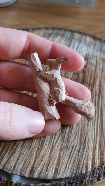 Small Wooden Projects, Wood Whittling, Handmade Wood Crafts, Whittling Projects, Dremel Carving, Simple Wood Carving, Wood Carving For Beginners, Wooden Figures, Soap Carving