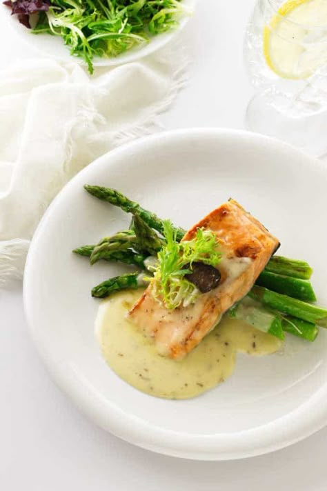 Salmon With Beurre Blanc Sauce, Gourmet Salmon Dinner, Fancy Salmon Plating, Salmon Plating Ideas, Plated Fish Dishes, Fancy Entrees Dinners, Gourmet Salmon Plating, Salmon Appetizer Fine Dining, Salmon Beurre Blanc