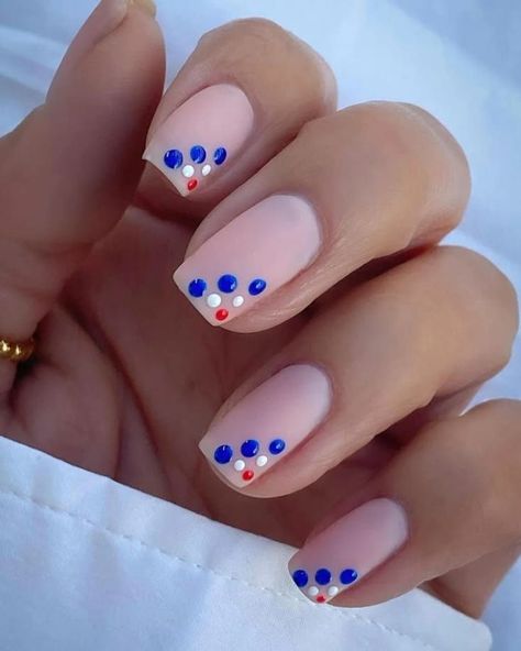 Explore 28 classy and simple 4th of July nail art ideas, just like these neutral nails with blue, white and red dots. From subtle designs to striking accents, these nails are perfect for adding a patriotic touch to your summer look. Pink Patriotic Nails, Diy Fourth Of July Nails, Fourth Of July Nails Easy, Cute 4th Of July Nails, 4th Of July Nail Ideas, Red White And Blue Nails, White And Blue Nails, Red White Blue Nails, 4th Of July Nail