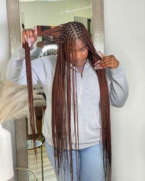 Very Small Knotless Braids, 30 Hair Color Knotless Braids, 30 And 350 Knotless Braids, Colour 340 Knotless Braids, Notlessbox Braids With Color, 30 Box Braids Color, Small Knotless Braids Hairstyles With Color, Small Brown Knotless Braids, Small Knotless With Color