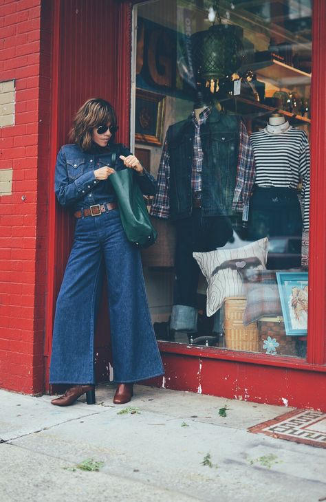 Boots Sandro, Dark Denim Jeans Outfit, Denim Shirt Outfit Women, Dark Jeans Outfit, Double Denim Outfit, Dark Denim Shirt, Denim Shirt Outfit, Denim Jeans Outfit, Wide Leg Jeans Outfit