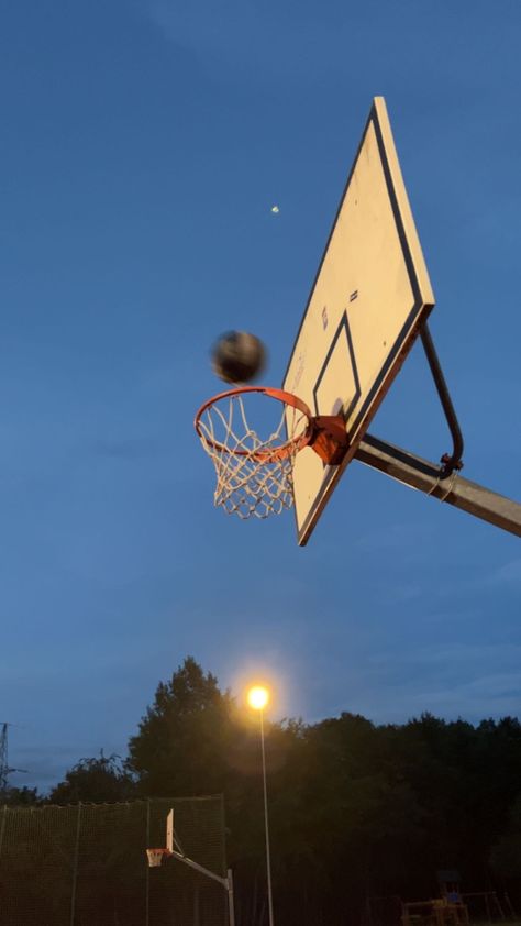 night basketball street aesthetic wallpaper Mens Basketball Aesthetic, Basketball Hoops Aesthetic, Aesthetic Basketball Pics, Street Basketball Aesthetic, Aau Basketball Aesthetic, Basketball Gym Aesthetic, Basketball Vision Board, Aesthetic Basketball Court, 90s Basketball Aesthetic