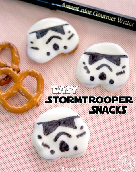 Easy to make Star Wars Stormtrooper Pretzel Snacks Leia And Rey, Party Pretzels, Decorated Pretzels, Star Wars Snacks, Lego Star Wars Birthday, Jedi Academy, Pretzel Snacks, Star Wars Food, Birthday Party Snacks