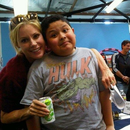 Claire (Julie Bowen) and Manny (Rico Rodriguez) behind the scenes of Modern Family. Modern Family Cast, Modern Family Claire, Claire Modern Family, Modern Family Icons, Modern Family Screencaps, Modern Family Funny Pictures, Luke And Many Modern Family, Gloria Pritchett, Modern Family Behind The Scenes