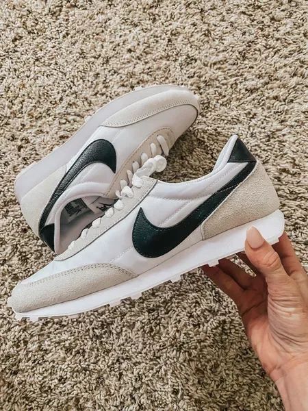 Nike daybreak sneakers // runs tts Retro Nike Shoes, Trendy Tennis Shoes, Retro Sneakers Women, Nike Daybreak, Alyson Haley, Timeless Shoes, Retro Sneakers, Sneakers Outfit, Shoe Style