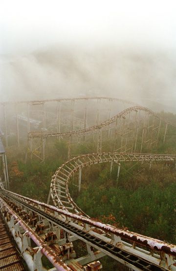 Abandoned Theme Parks, Abandoned Amusement Park, Apocalypse Aesthetic, Abandoned Amusement Parks, Last Ride, Parc D'attraction, Fukushima, Haunted Places, Abandoned Buildings