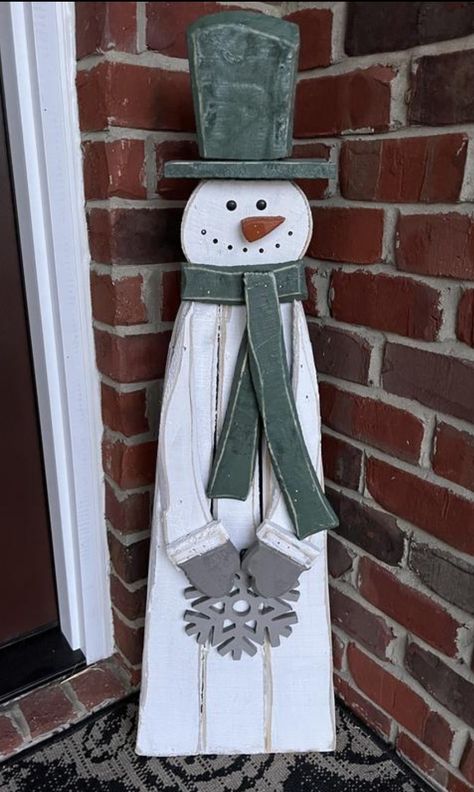 Paint Snowman On Wood, Christmas Wood Snowman, Scrap Wood Snowman Diy, Wood Snowman Diy Front Porches, Wooden Snowman Diy, Winter Wood Crafts To Sell, Snowman Pallet Ideas, Wooden Snowman Diy Front Porches, Wooden Snowmen Diy