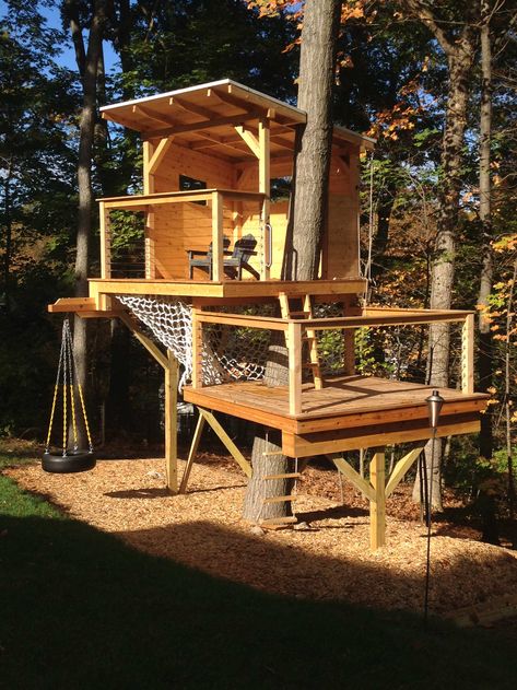 Modern Tree House, Backyard Playset, Tree House Plans, Tree Fort, Tree House Diy, Tree House Kids, Cool Tree Houses, Tree House Designs, Natural Playground