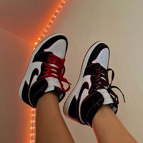 WhatsApp: +1-562-452-0141 Air Jordan 1 Bloodline, Jordan 1 Bloodline, Og Bloodline, Jordan 1 Red, Fly Air, Sneakers Jordan, Custom Nike Shoes, Nike Shoes Outfits, All Nike Shoes