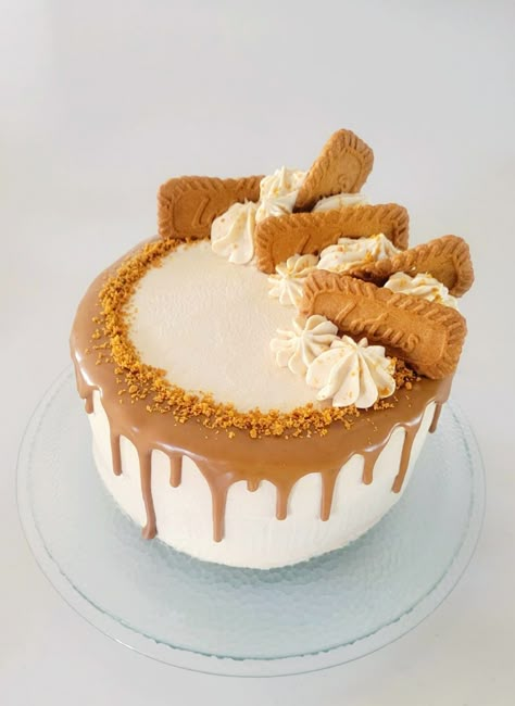 Lotus Cake Biscoff, Birthday Cake Biscoff, Lotus Biscoff Cake Recipe, Biscoff Drip Cake, Lotus Cheesecake Decoration, Biscoff Cake Design, Lotus Biscoff Cake Design, Lotus Birthday Cake, Lotus Cake Design