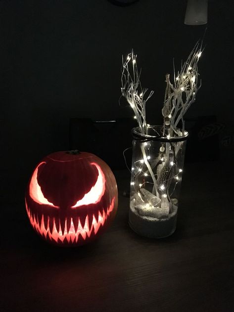 Venom Pumkin Carving, Halloween Scary Pumpkins, Venom Jack O Lantern, Venom Pumpkin Carving Ideas, Pumpkin Carving Ideas Venom, Venom Pumpkin Painting, Venom Pumpkin Carving, Cat Pumpkin Carving, Creative Pumpkin Painting