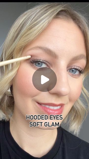 Michèle Clausen on Instagram: "Hooded Eyes SOFT GLAM✨  Love this soft glam look for every day! Only few tips to keep in mind:   1. Apply mid-tone shadow to inner and outer corners, blending into a halo shape. 2. Create subtle V shape for hooded eyes. 3. Add sparkle to center of lid. 4. Finish with mascara for definition.  Products: @bobbibrown  •Dual Long Wear Cream Eyeshadow in Taupe/Golden Pink •Luxe Eyeshadow in Moonstone •Smokey Eye Mascara   #hoodedeyes #eyeshadow #haloeye #softglam #eyes #eyemakeup #hacks" Gold Glam Makeup Hooded Eyes, Hooded Eye Soft Glam, Pink Eyeshadow Hooded Eyes, Natural Makeup Eyeshadow Looks, Soft Makeup Hooded Eyes, Glitter Eyeshadow Hooded Eyes, Natural Eye Makeup For Hooded Eyes, Soft Glam Hooded Eyes, How To Apply Eyeshadow For Hooded Eyes